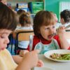 Europa: Solicitan aumentar 1.000 millones de euros para garantizar que cada niño reciba una pieza de fruta o verdura al día según plan escolar
