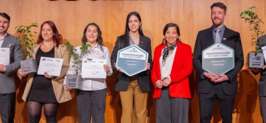 Empresas socias de Chilealimentos reciben reconocimiento de Huella Chile